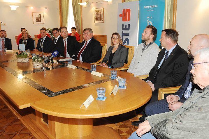 Potpisnici sporazuma o sponzorskoj suradnji i uzvanici svečanosti u salonu Grada / Snimio Sergej DRECHSLER