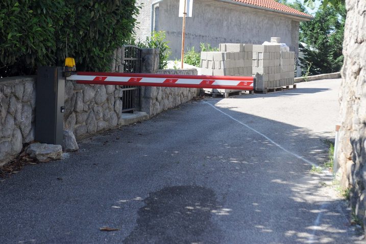 Obitelji Brčina, Brgodac i Beni očekuju da će gradske službe konačno i definitivno riješiti problem / Foto Vedran KARUZA