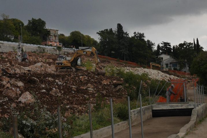 Strojevi iskapaju građevnu jamu budućeg naselja Costabella / Foto Marin ANIČIĆ
