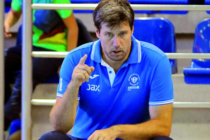 OPREZAN – Igor Hinić s igračima »Primorja Erste banke« / Snimio Vedran KARUZA