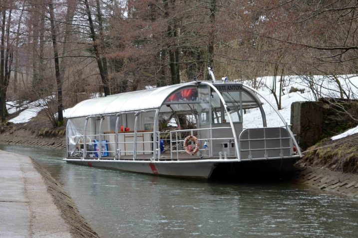 Poznati turistički brodić spava na vezu u Vrelu / arhiva NL