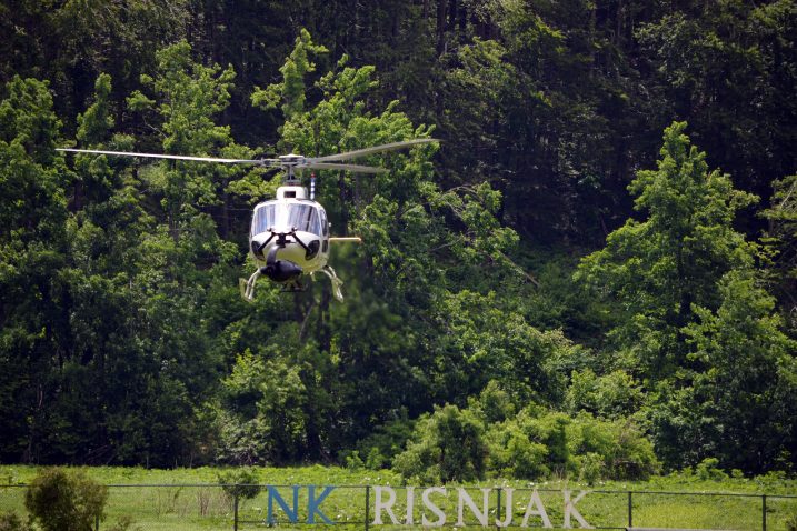 Četiri helikoptera sudjeluju u snimanju akcijskih scena nad jezerom i u šumama lokvarskog kraja / Foto: M. KRMPOTIĆ