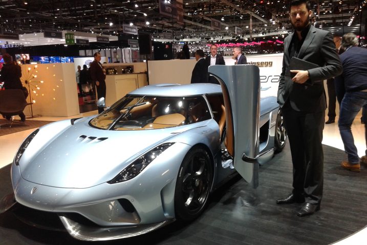 Mate Rimac pored automobila Koenigsegg Regera čija je ukupna snaga 1500 KS