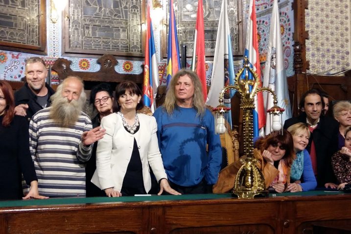 Sudionici Prve umjetničke olimpijade, za posjeta Gradskoj kući u Subotici, među kojima je i četvero članova riječkog HKD-a
