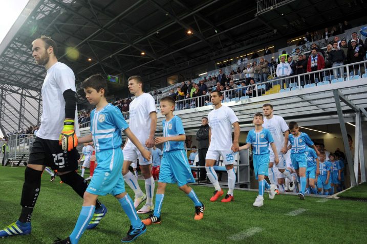 Igrači Rijeke uoči utakmice sa Zagrebom na teren su izašli u majicama s imenom akcije / Foto V. Karuza