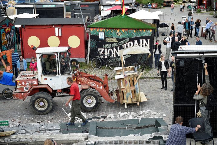 Napad na policajce dogodio se u srijedu navečer u kopenhaškoj četvrti Christinia, koja je poznata kao velika tržnica kanabisa / Reuters