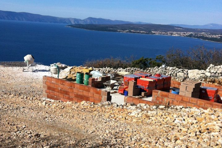 Jedna od dvije bespravne gradnje na potezu između Punta i Stare Baške, koju su inspektori Ministarstva graditeljstva upravo obišli – i zatvorili / Foto Mladen TRINAJSTIĆ