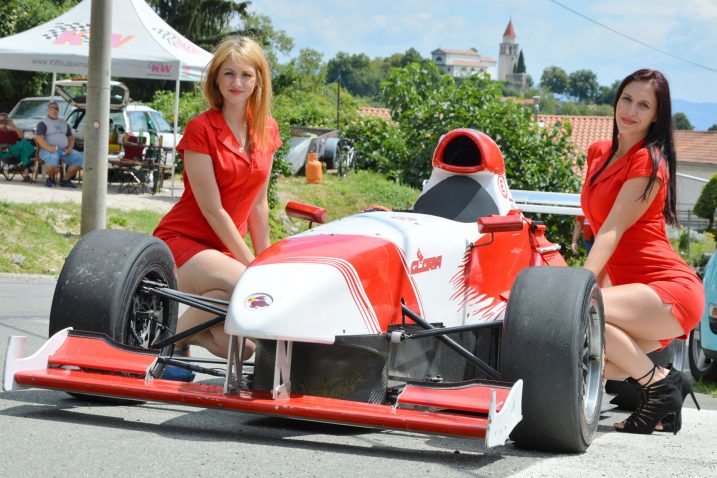 Lijepe djevojke zaštitni su znak utrka / Snimio Marin ANIČIĆ