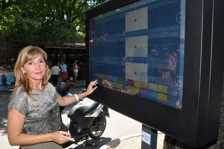 Nataša Jurina, direktorica TU-a TZG-a Krka ispred funkcionalnog interaktivnog »info alata« / Foto Mladen TRINAJSTIĆ