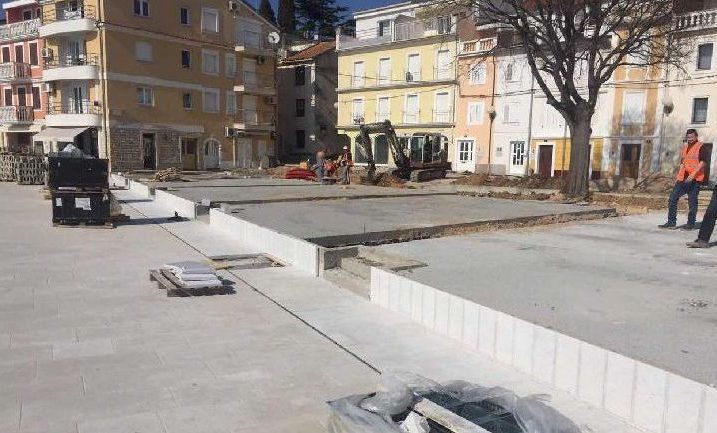 Udruga invalida protestira zbog barijera na novom trgu koji bi trebao biti završen do Uskrsa / Foto Anto RAVLIĆ