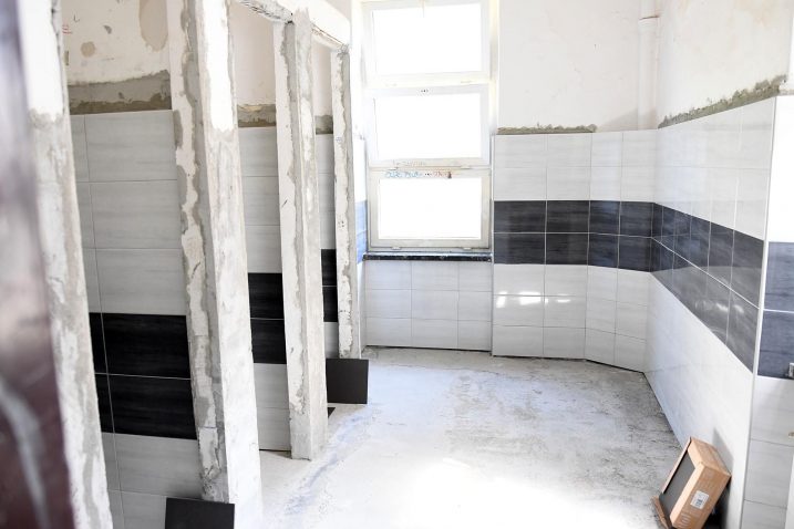 Uz zamjenu čučavaca školjkama, u sanitarne čvorove postavljena je i nova keramika / Foto Ivica TOMIĆ