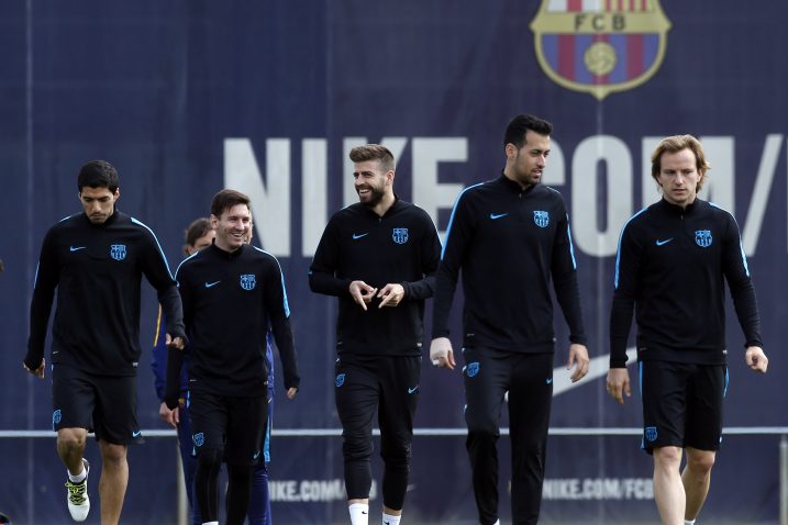 Opet nasmiješeni -  Luis Suarez, Lionel Messi, Gerard Pique, Sergio Busquets i Ivan Rakitić tijekom jučerašnjega treninga / Foto Reuters