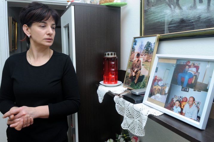 Gordana Brnelić pored fotografija brata Marinka Klarića s nećakom  / snimio M. GRACIN
