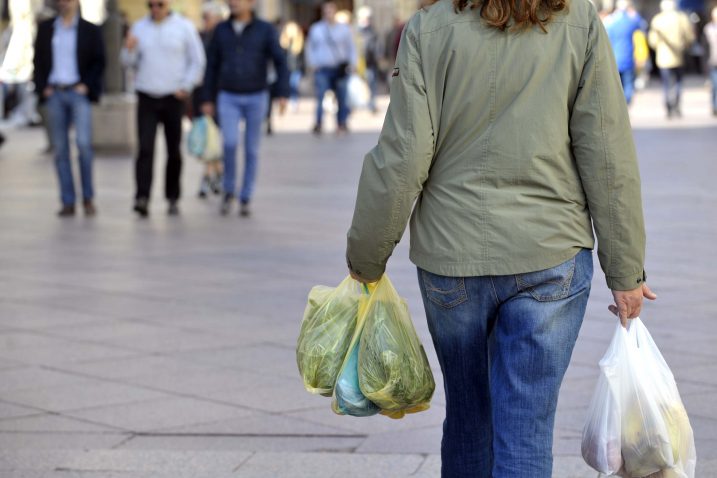 Kućanski poslovi i dalje su dominantno ženski, iako i muškarci sve češće priskaču u pomoć / Foto Vedran KARUZA