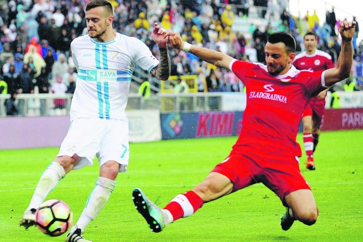 Ivan Martić u akciji protiv Splićana / Foto Damir ŠKOMRLJ