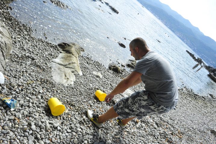 Uskoro bi se trebalo znati tko je odgovoran što su spremnici  s infektivnim otpadom dospjeli na plažu Dječje bolnice Kantrida / Foto M. ANIČIĆ