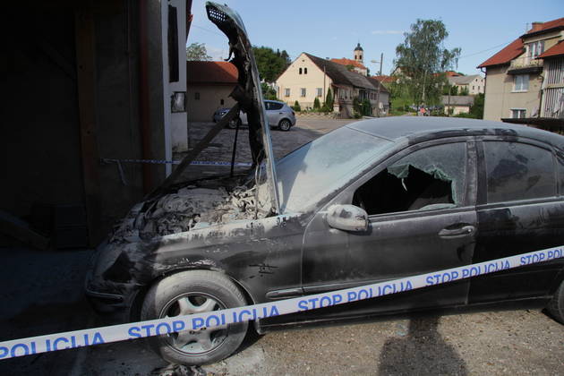 Izgorio je susjedov auto u Ljeljakovu dvorištu / Foto Delo
