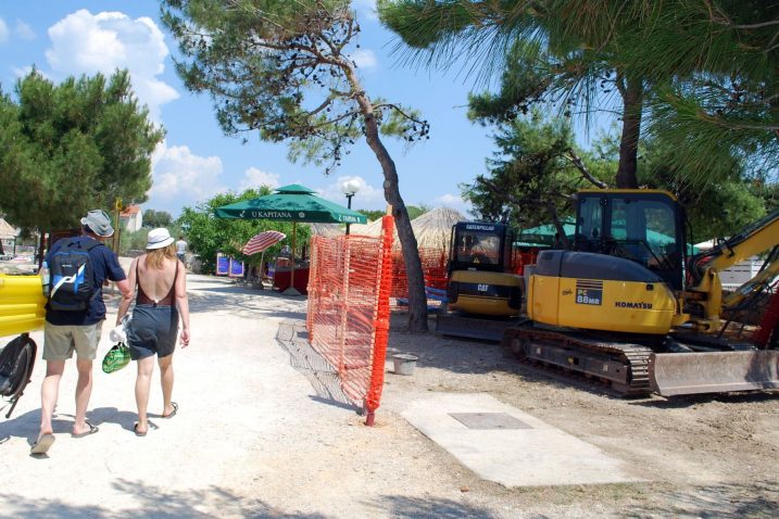 Bageri na puntarskoj plaži digli na noge okolne ugostitelje, negoduju i kupači... / Snimio Mladen TRINAJSTIĆ