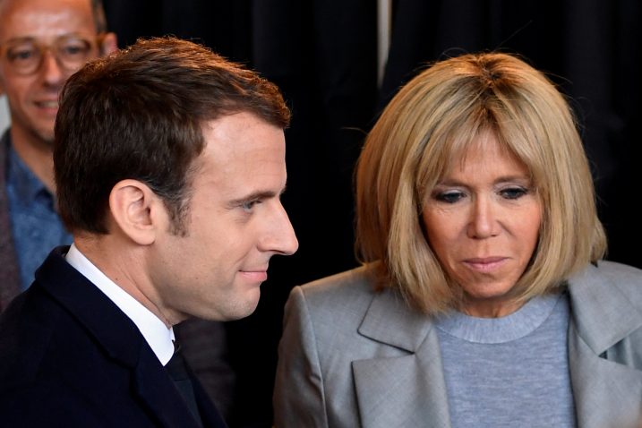 Emmanuel Macron sa suprugom / Reuters