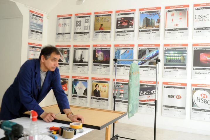 Postavljanje izložbe u Malom salonu / Snimio Roni Brmalj