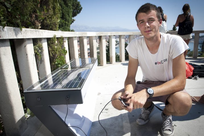 Inovator Ivica Mrvoš sa svojom klupom / Foto: Vojko Basic / CROPIX