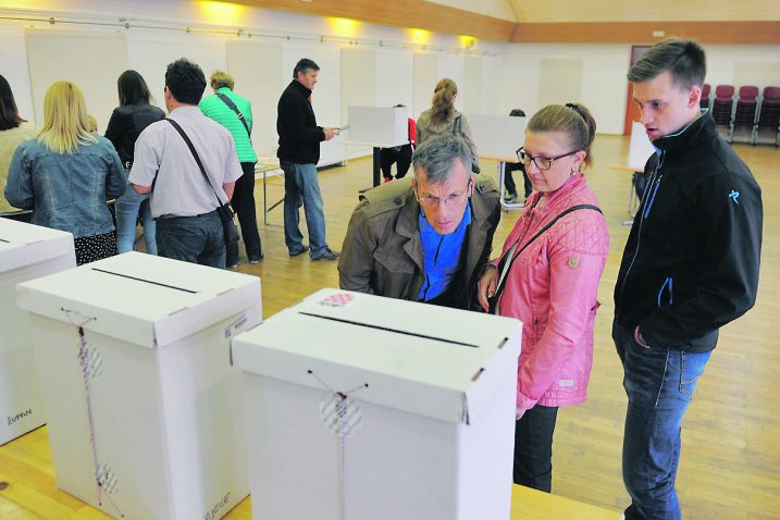 Prvi krug lokalnih izbora u Jelenju - glasovanje u Dražicama / Foto Roni BRMALJ