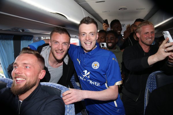 Pravi Jamie Vardy u klupskom autobusu s dvojnikom Leeom Chapmanom