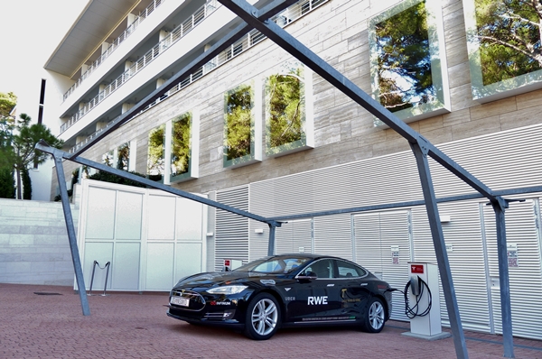 Punionica i automobil Tesla pred lošinjskim hotelom Bellevue