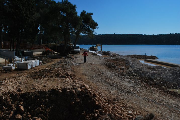 Plaža ispod petozvjezdanog hotela Bellevue uređuje se iz temelja / Foto Slađana VIGNJEVIĆ