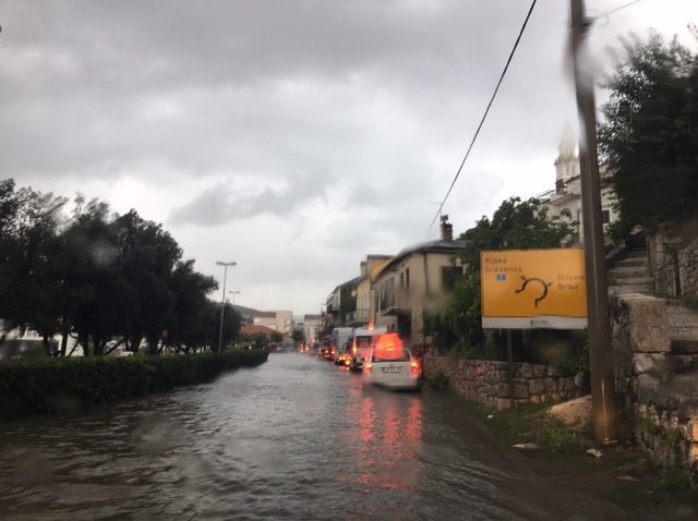 Poplave u Novom Vinodolskom stvaraju probleme u prometu /  Snimio Roni BRMALJ