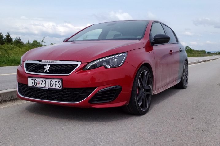 Žestoka kombinacija – Peugeot 308 GTi - sportski precizna unutrašnjost i efektna dvobojnost