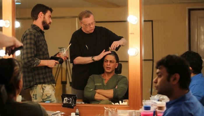 Shahrukh Khan s redateljem filma Maneeshom Sharmom i majstorom maske Gregom Cannom / Foto: Yash Raj Films