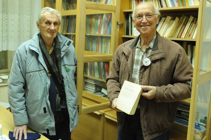 Vjekoslav Morankić i Boris Di Costanzo u biblioteci društva koju stalno obogaćuju novim naslovima / Foto Marko GRACIN