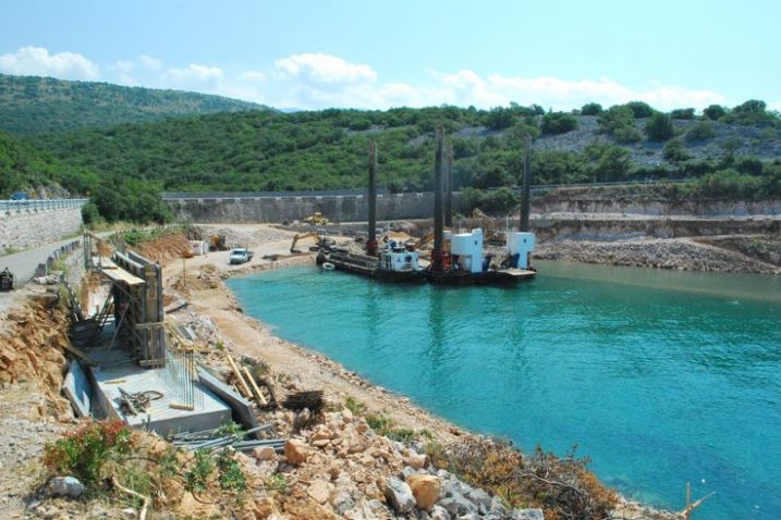 Na gradilištu marine u uvali Muroskva radit će se i noću / Snimio Anto RAVLIĆ