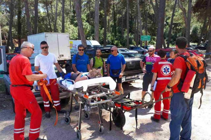 Pripadnici interventnih službi JVP, DVD i HGSS-a su po zahtjevnom terenu ozlijeđene osobe u kratkom vremenu predali Hitnoj medicinskoj službi koji su teže ozlijeđene prebacili helikopterom u Rijeku na daljnju medicinsku skrb / Foto HGSS