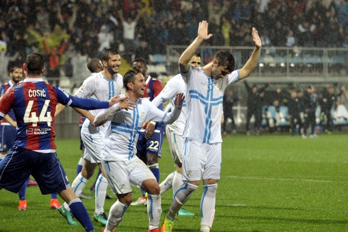 Grande protagonista! – Josip Elez se nakon drugog pogotka ubrzo našao u zagrljaju Marija Gavranovića, Franka Andrijaševića i Alexandera Gorgona / Foto Vedran KARUZA