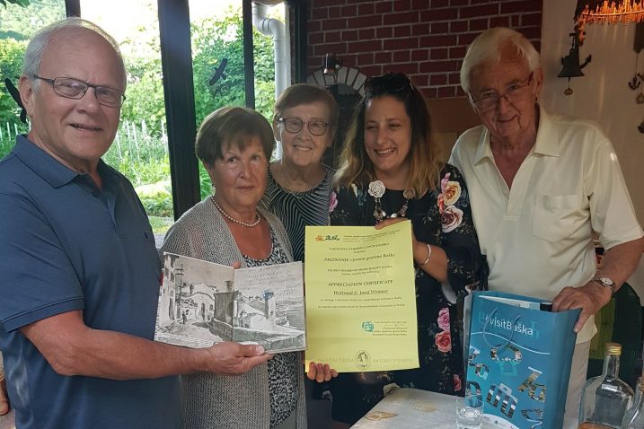 Josef i Waltraud Wimmer sa svojim domaćinima i predstvnicom TZO Baška na prigodnoj svečanosti kojom je obilježen njihov 50. dolazak u Bašku / M. TRINAJSTIĆ