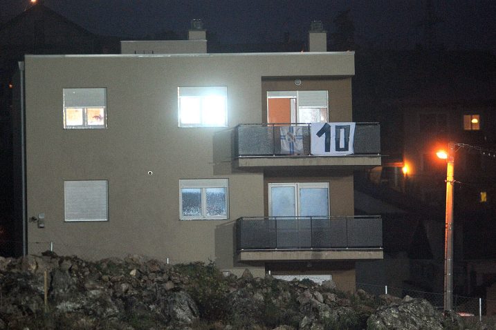 Znakoviti transparent ponad rujevičkoga stadiona / Snimio Roni BRMALJ