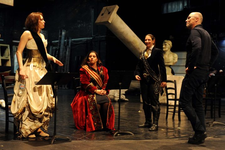 Cornelia (Ivana Srbljan), Cezar (Diana Haller) i Tolomeo (Sonja Runje) s redateljem i dramaturgom Marinom Blaževićem / Snimio Marko Gracin