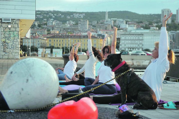 Svake srijede dok se sunce nad Rijekom rađa, na Molo longu počinje sat joge / foto Roni Brmalj