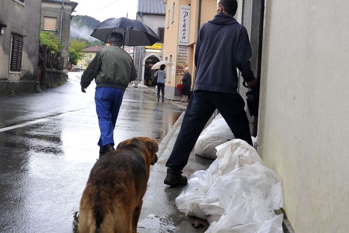Za svaku sigurnost, pred ulazima u kuće i podrume i dalje su postavljene vreće s pijeskom / Foto Roni BRMALJ