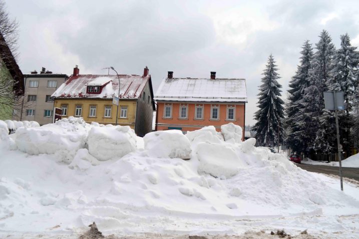 Načekat će se Gorani – naslage ovogodišnjeg snijega u Delnicama snimljene prvog dana proljeća  / snimio  M. KRMPOTIĆ