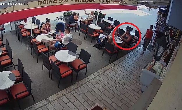 Nadzorna kamera uhvatila je turista kako je ubacio kukce u tanjur