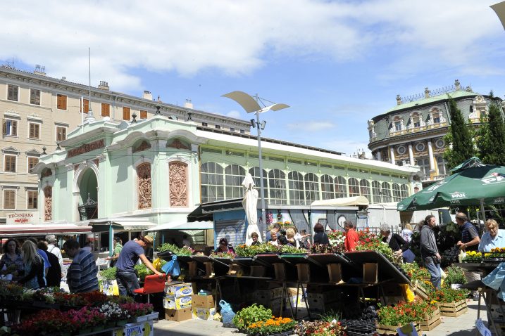 Zakupce na glavnoj riječkoj tržnici najmanje zanima kako će se Grad »raskupusati« s Franolićem, njima je samo bitno da rade / Foto Silvano JEŽINA