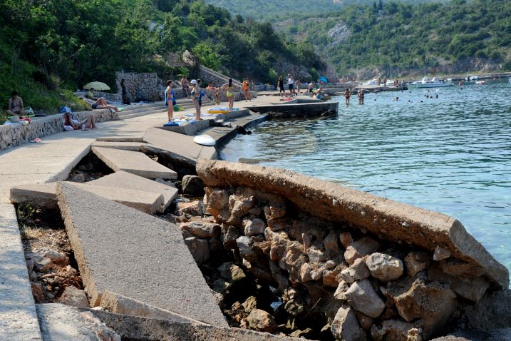 Odvaljena plaža kao »opomena za nebrigu«  / Foto M. GRACIN