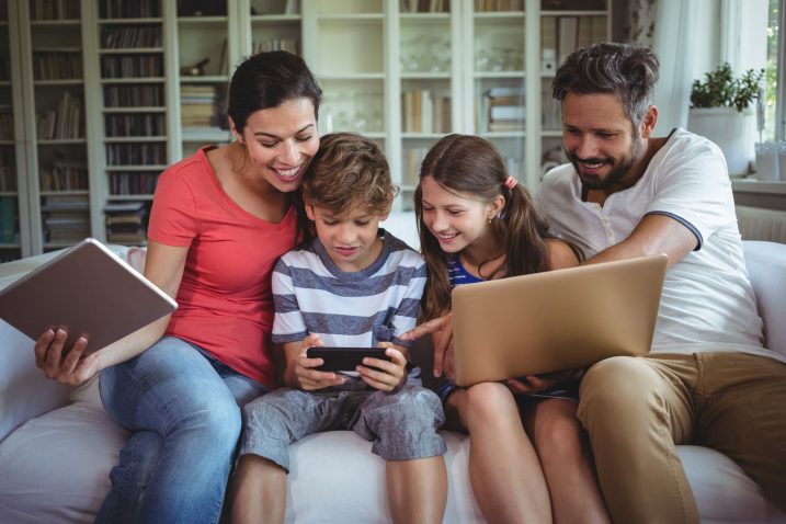 Potrebno je zaštititi najmlađe koji nemaju dovoljno »socijalnog iskustva« kada putuju »bespućima interneta« pa mogu upasti u brojne neprilike / Foto iSTOCK