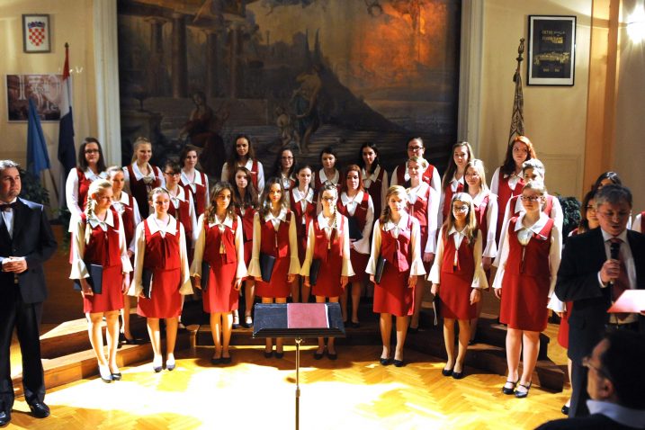 Najviša razina glasovnog suzvučja – mladi djevojački zbor Kantilena / Snimio Vedran KARUZA