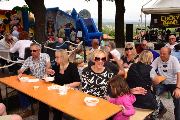 Uz tisuću porcija besplatnog gurmanskog graha, roštilj te pivo, okupljeni su mogli uživati i u glazbenom programu. Svirao je Lucky Band, a a za poseban ugođaj pobrinulo se i Glazbeno društvo Spinčići / Snimio Marin ANIČIĆ