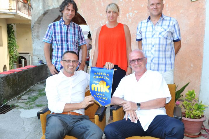 Gradonačelnik Ivica Lukanović primio festivalsku zastavicu od direktora MIK-a Andreja Baše u dvorištu Kuće Gmajnički / Snimio S. DRECHSLER