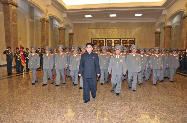 Gil Jong, desno od Kim Jonga